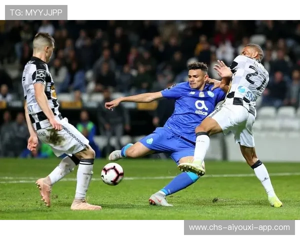 球员为即将到来的德比战加练定位球，准备充分